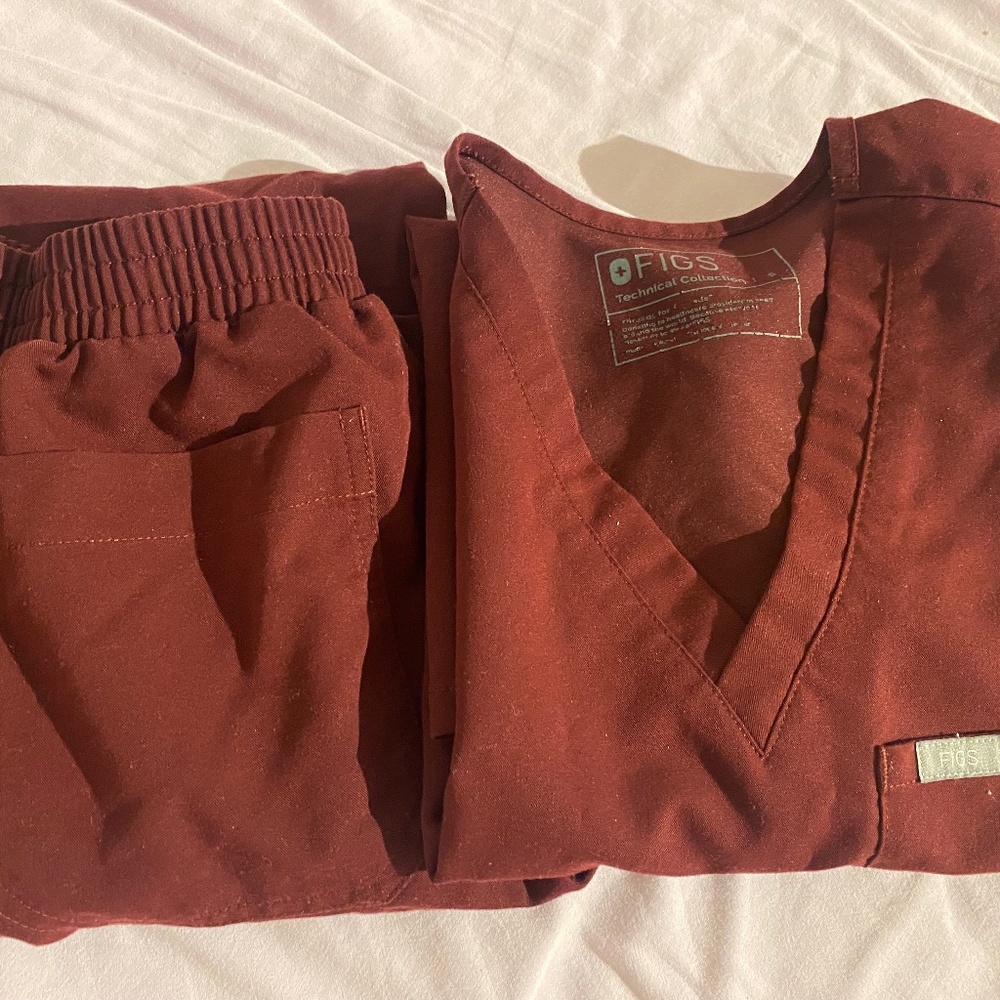 Figs burgundy scrub set